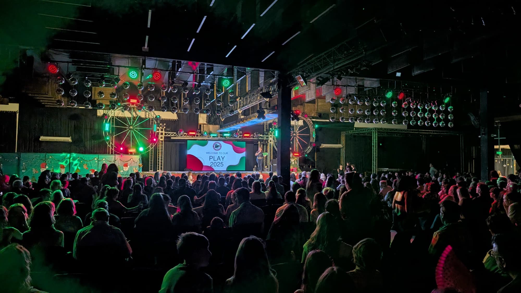 Familias en el público del show de fin de año de HEI, Play 2025.
