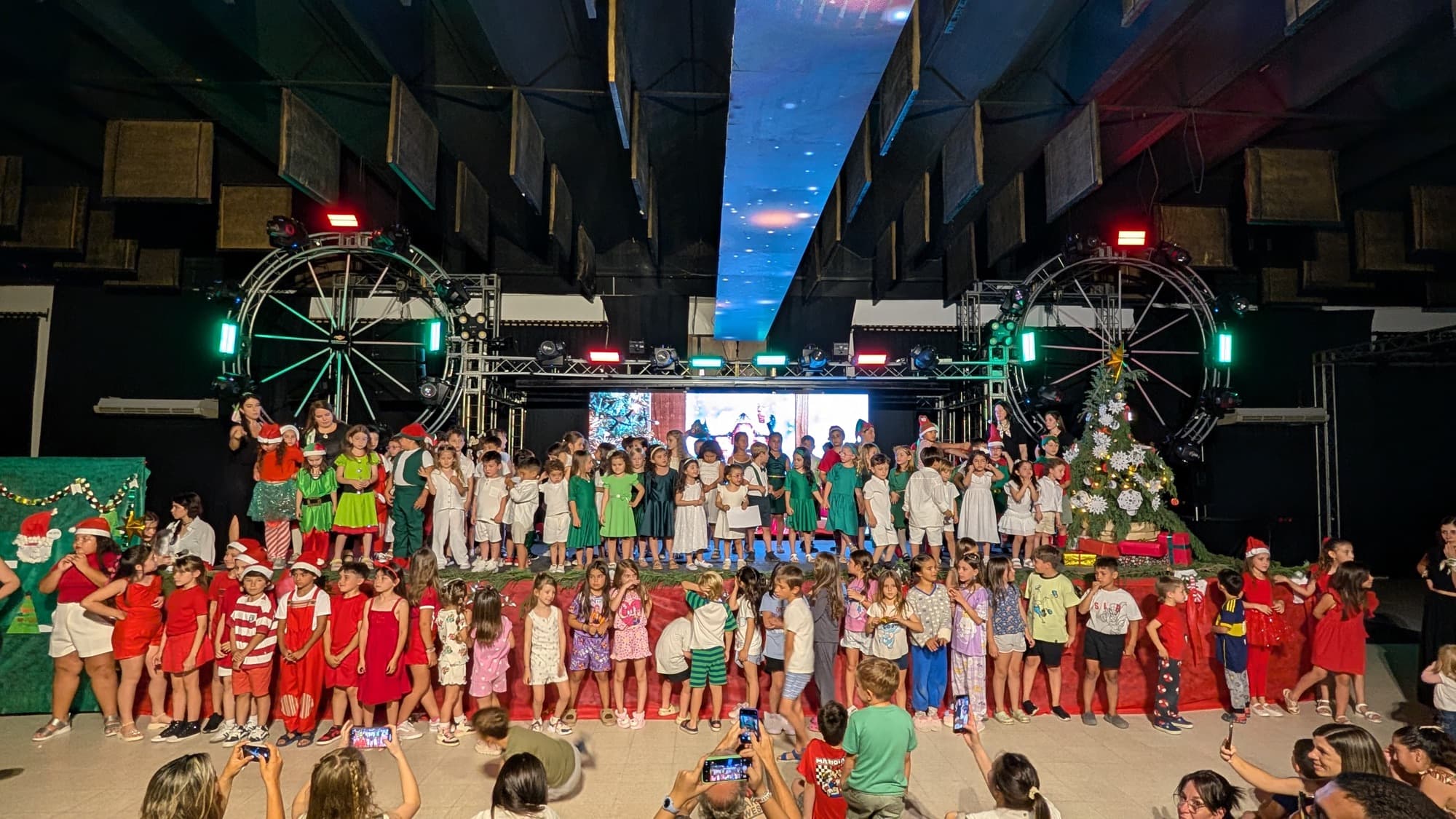 Alumnos de los niveles infantiles sobre el escenario en el show de fin de año.
