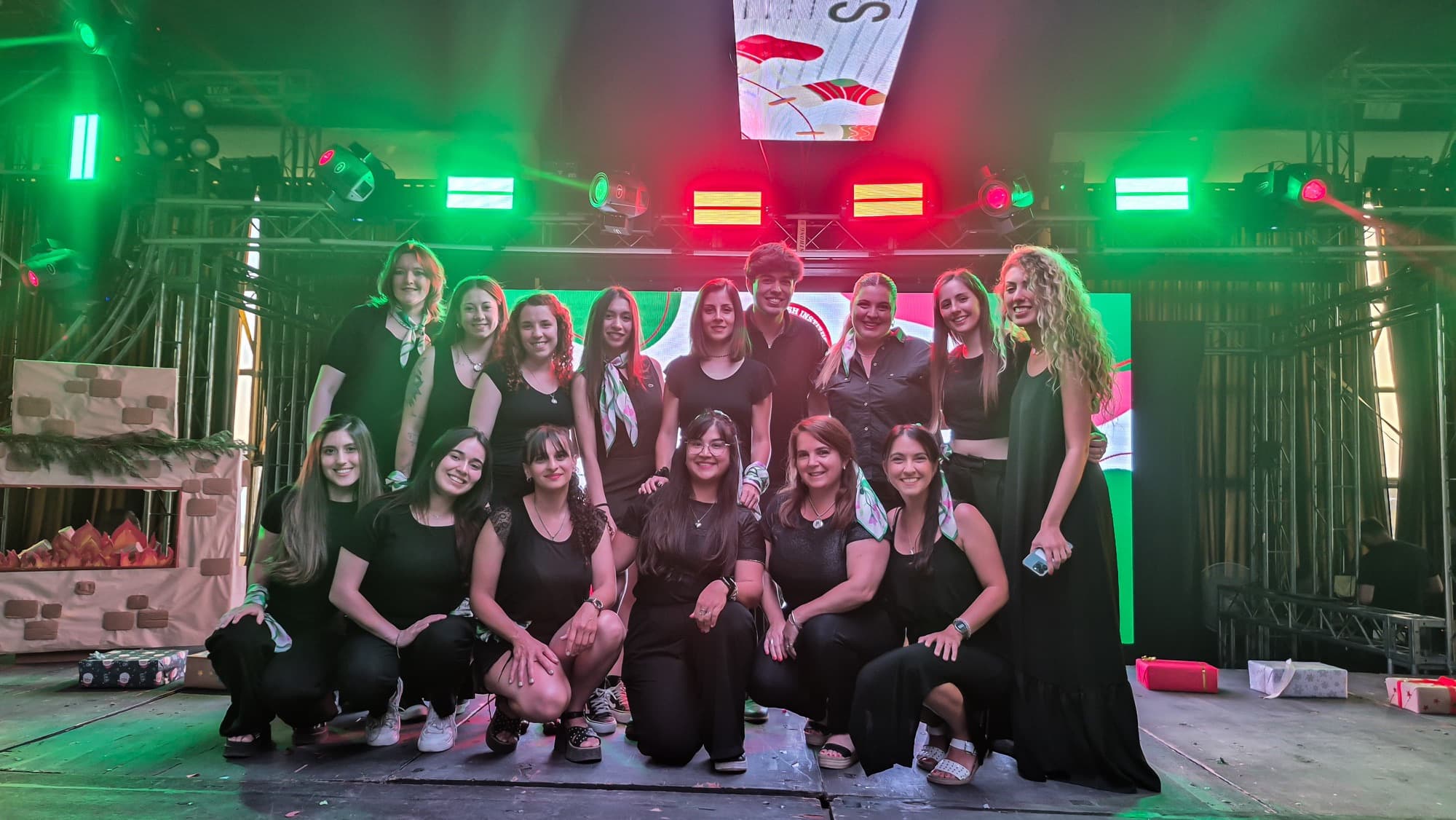 Equipo docente de HEI en el escenario del show de fin de año.